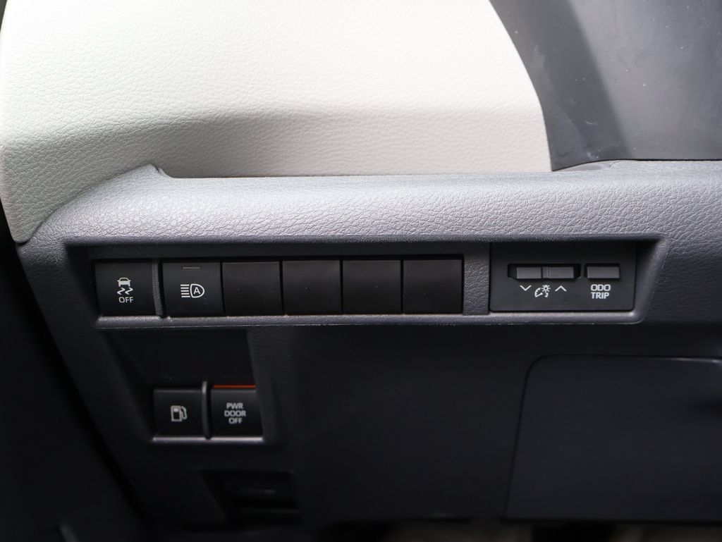 Used 2024 Toyota Sienna LE FWD image 29