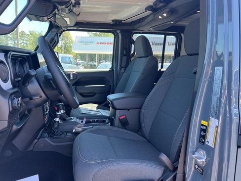 New 2025 Jeep Gladiator Sport image 9