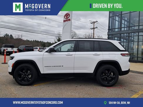 Used 2023 Jeep Grand Cherokee Limited w/ Black Appearance Package AWD/4WD image 2