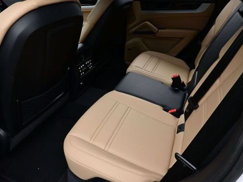Certified 2025 Porsche Cayenne AWD/4WD image 13