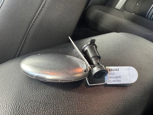 Used 2025 Hyundai Elantra SEL FWD image 3