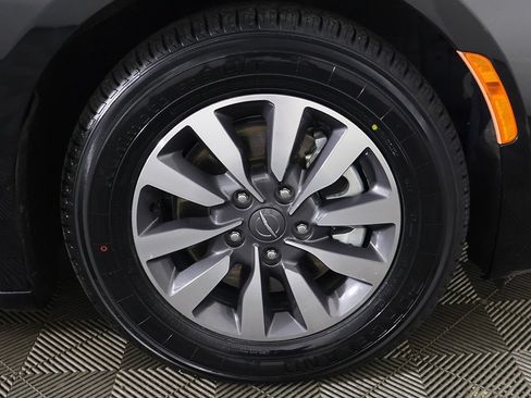 Used 2023 Chrysler Pacifica Limited FWD image 26