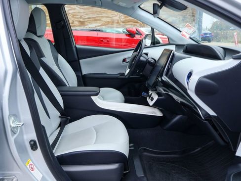 Used 2018 Toyota Prius Four image 8