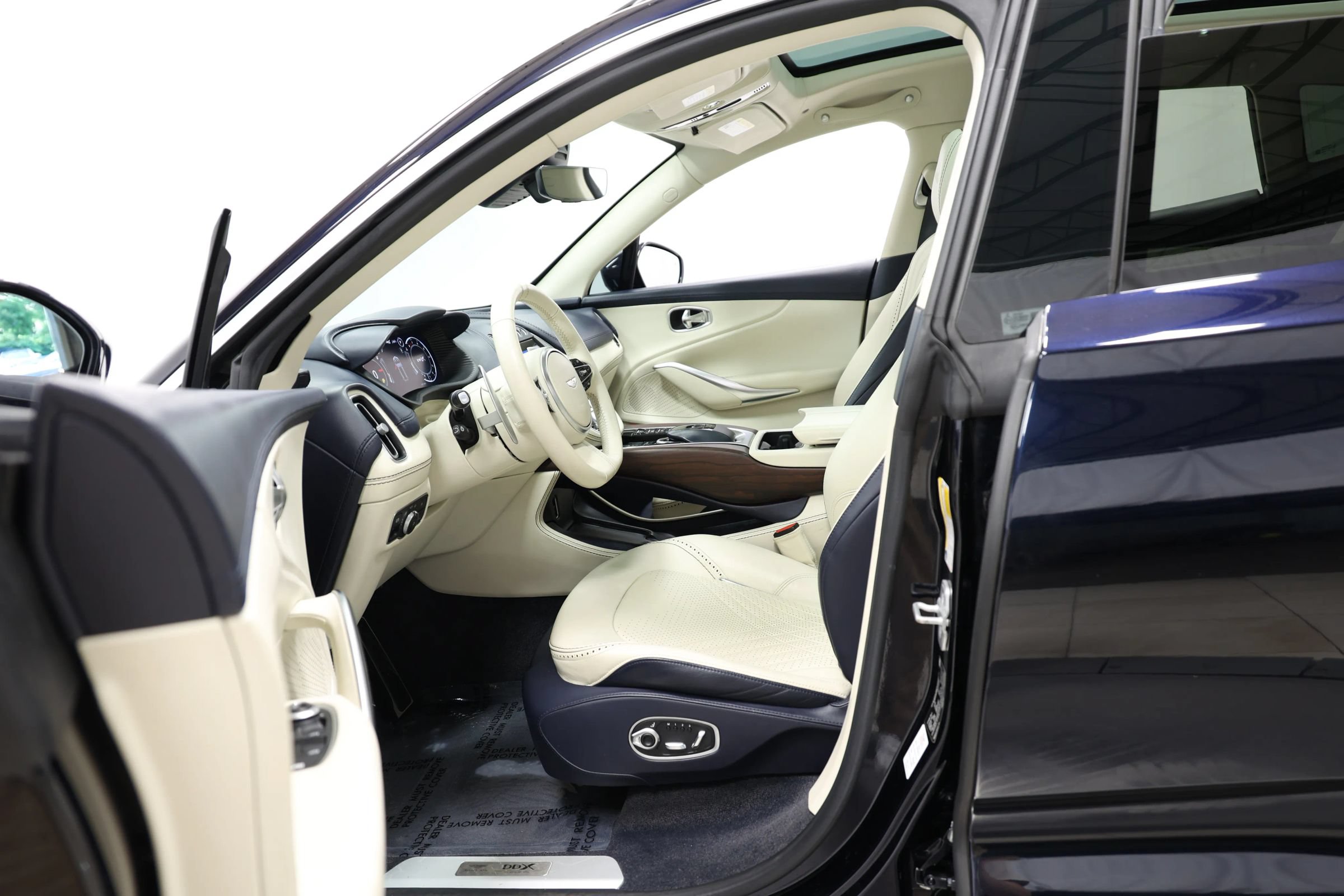 Used 2021 Aston Martin DBX AWD/4WD image 14