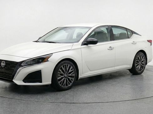 Used 2025 Nissan Altima 2.5 SV image 3