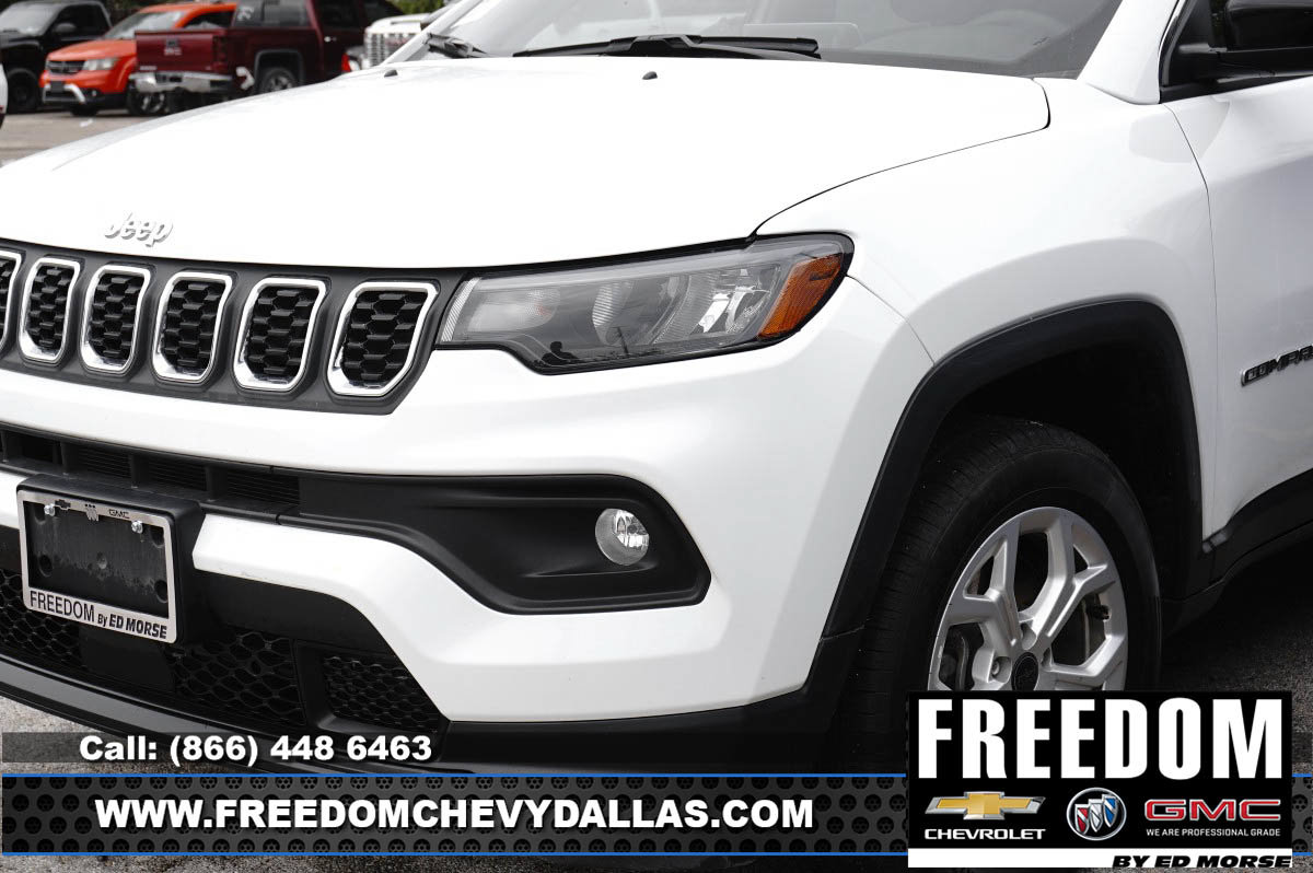 Used 2025 Jeep Compass Latitude w/ Sun & Sound Group AWD/4WD image 5