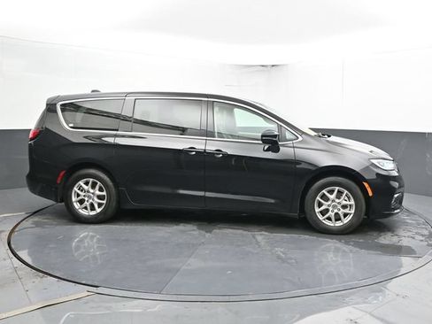 Used 2024 Chrysler Pacifica Touring-L FWD image 4