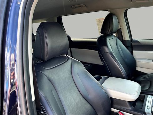 Used 2022 Kia Carnival LX FWD image 30