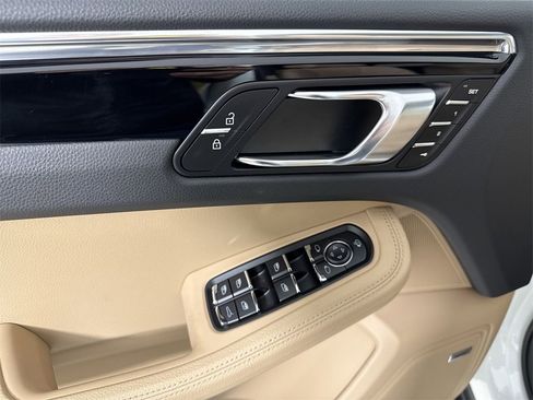 Certified 2025 Porsche Macan image 34