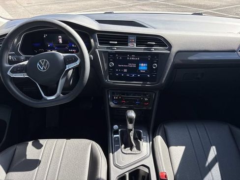 Used 2023 Volkswagen Tiguan SE w/ Panoramic Sunroof Package FWD image 15