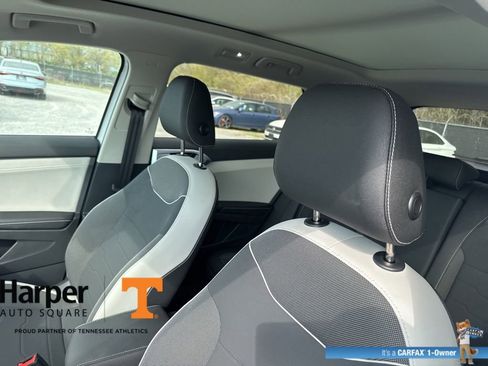 Used 2025 Volkswagen Taos SE w/ Panoramic Sunroof Package image 12