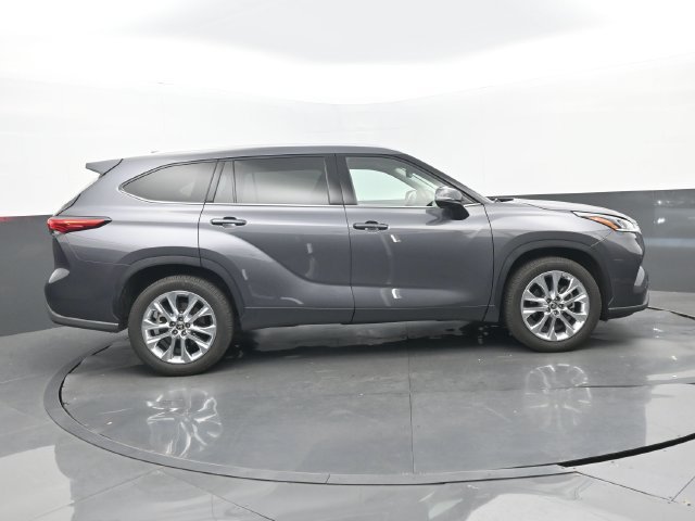 Used 2021 Toyota Highlander Limited FWD image 2