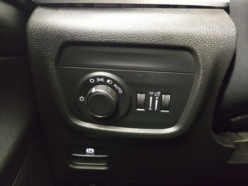 Used 2023 Jeep Grand Cherokee Altitude AWD/4WD image 30