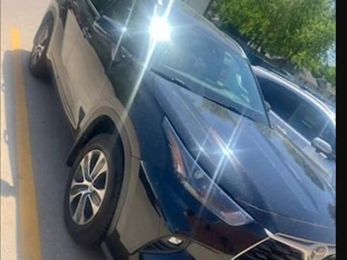 Used 2022 Toyota Highlander XLE AWD/4WD image 4