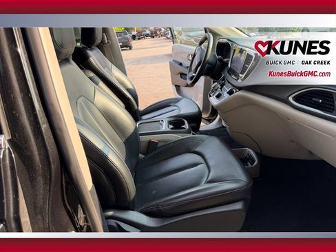 Used 2023 Chrysler Pacifica Touring-L FWD image 36