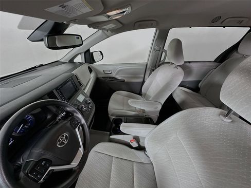 Used 2019 Toyota Sienna LE AWD/4WD image 5