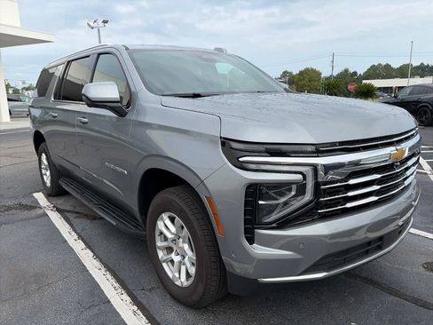 Used 2026 Chevrolet Suburban LT RWD image 3