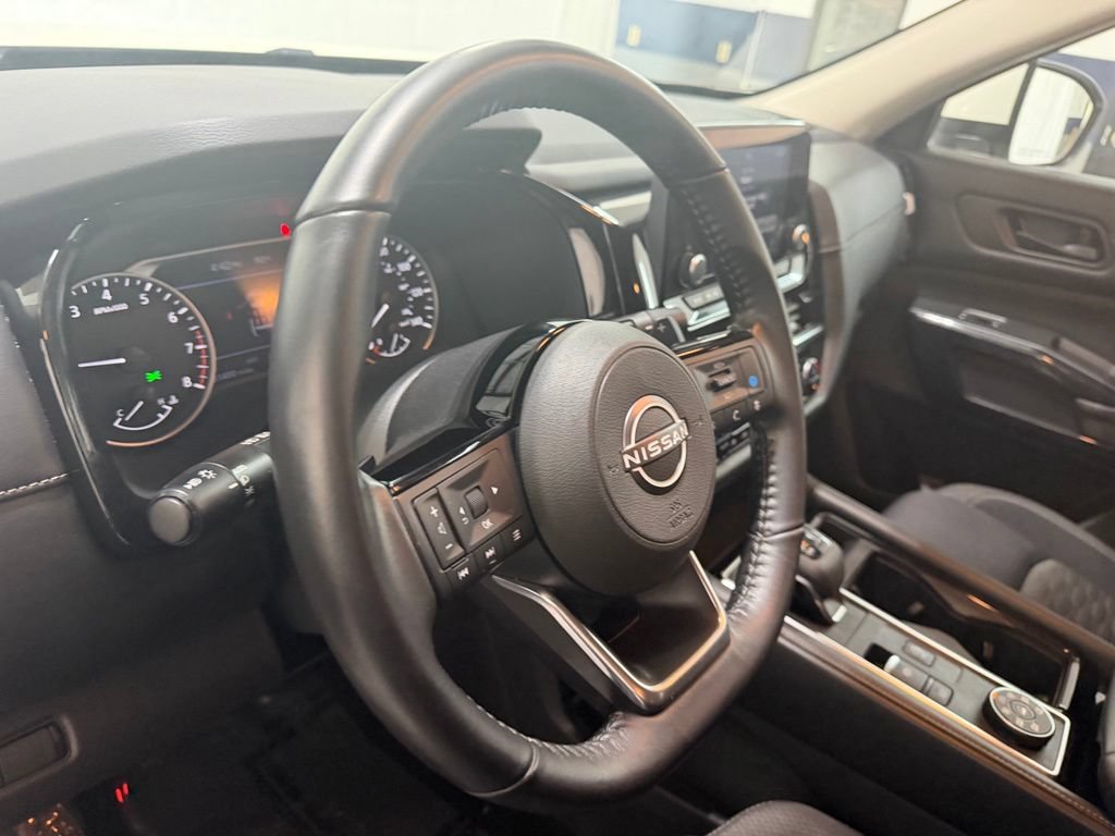 Used 2023 Nissan Pathfinder SV w/ Black Appearance Package AWD/4WD image 18