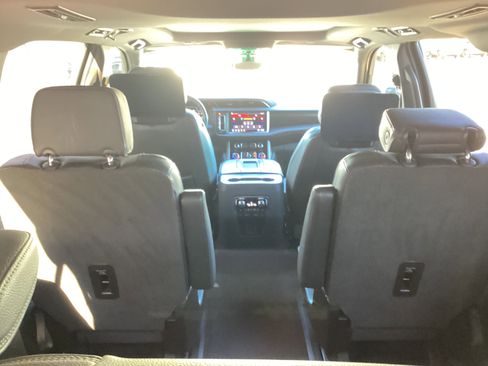 Used 2021 GMC Yukon XL Denali w/ Denali Premium Package image 10