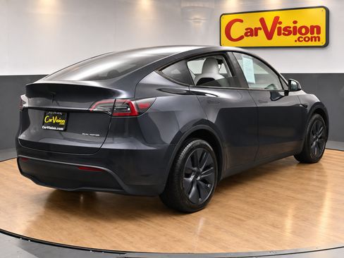 Used 2024 Tesla Model Y Long Range AWD/4WD image 4