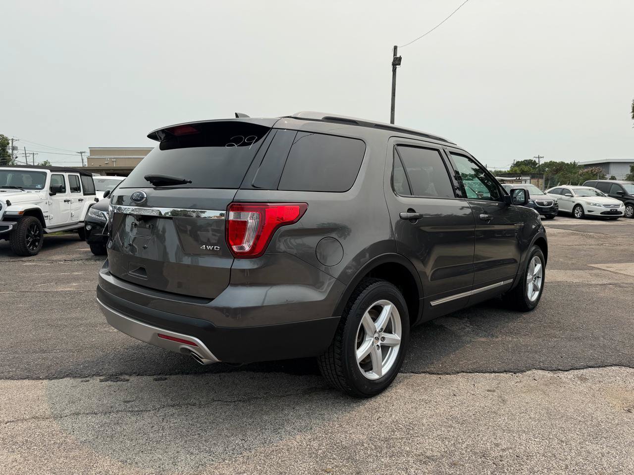 Used 2017 Ford Explorer XLT w/ Equipment Group 202A AWD/4WD image 6