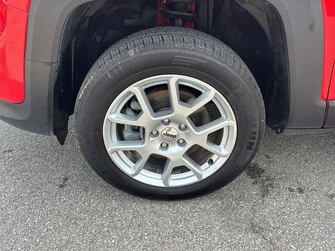 Used 2023 Jeep Renegade Latitude AWD/4WD image 9