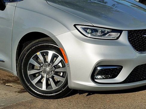 New 2023 Chrysler Pacifica Limited image 4