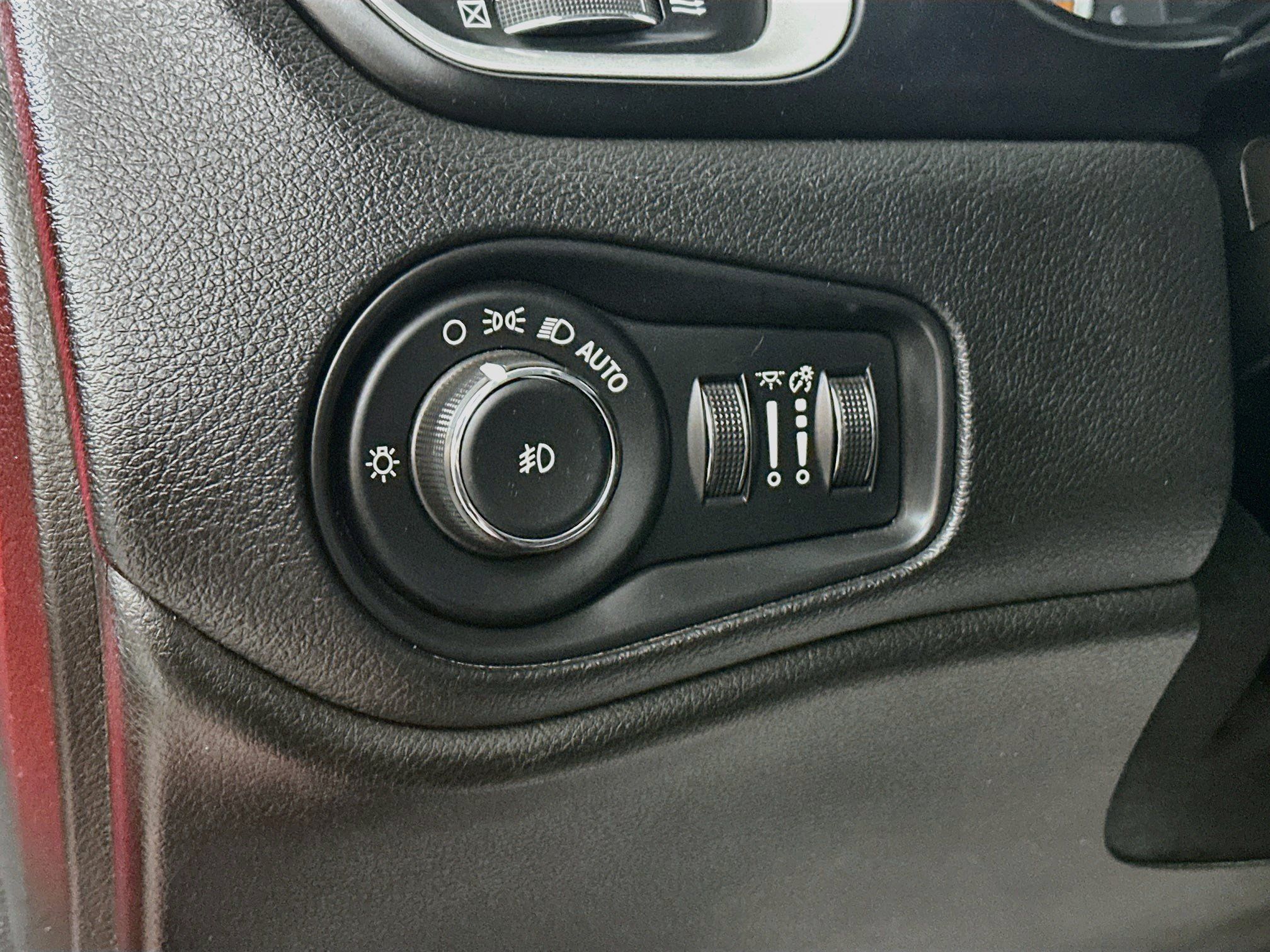 Used 2020 Jeep Renegade Latitude w/ Cold Weather Group AWD/4WD image 10