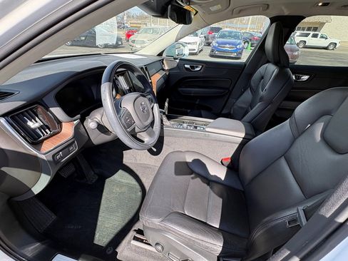 Used 2021 Volvo XC60 T5 Momentum w/ Premium Package image 9