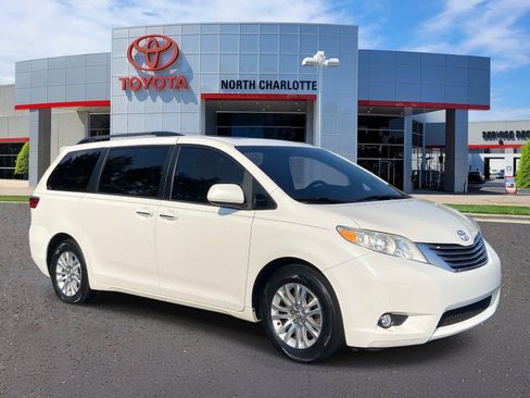 Used 2017 Toyota Sienna XLE w/ XLE Navigation Package FWD image 1
