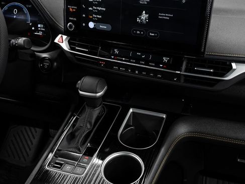 Used 2025 Toyota Sienna XLE Woodland Edition image 27