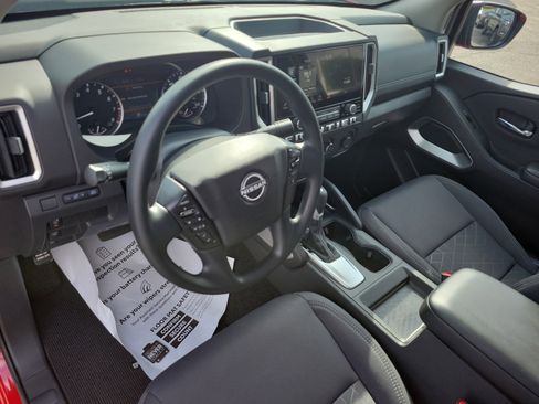 Used 2025 Nissan Frontier SV image 12