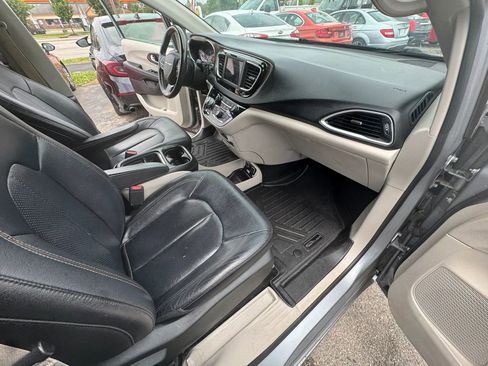 Used 2019 Chrysler Pacifica Touring-L FWD image 27