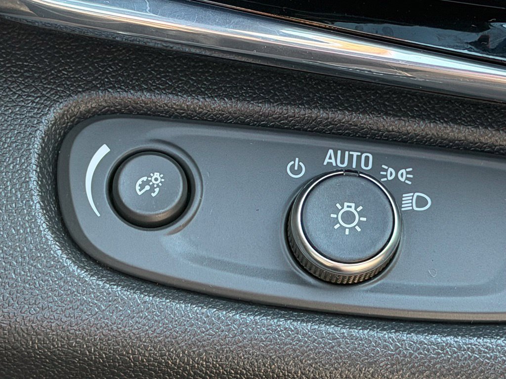 Used 2025 Buick Envista Sport Touring w/ Convenience I Package FWD image 33
