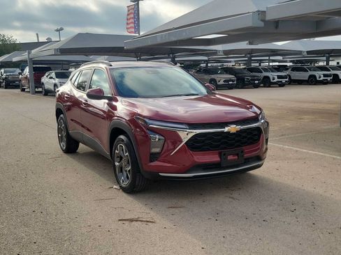 Used 2025 Chevrolet Trax LT FWD image 2
