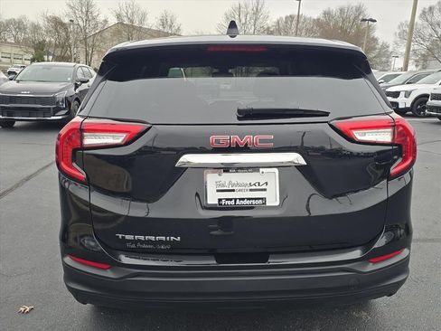 Used 2024 GMC Terrain SLE image 4