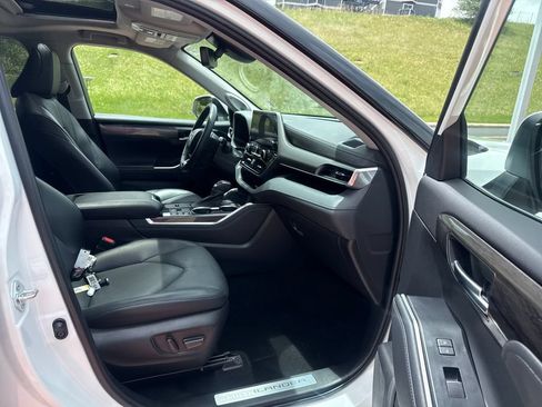 Used 2023 Toyota Highlander Limited AWD/4WD image 31