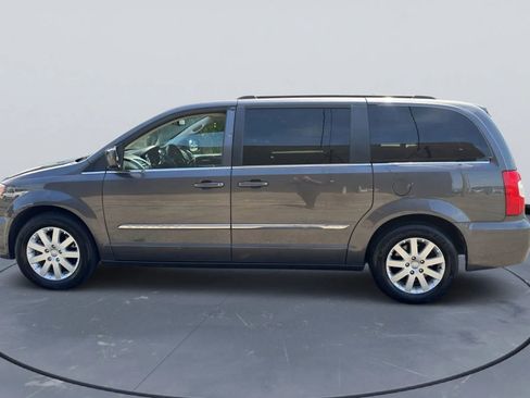 Used 2015 Chrysler Town & Country Touring image 8