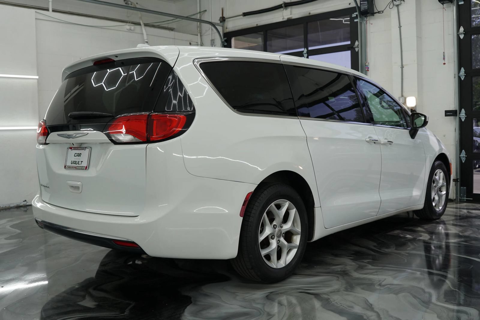 Used 2017 Chrysler Pacifica Touring Plus w/ Tire & Wheel Group FWD image 12