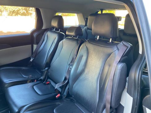 Used 2022 Kia Carnival LX FWD image 34