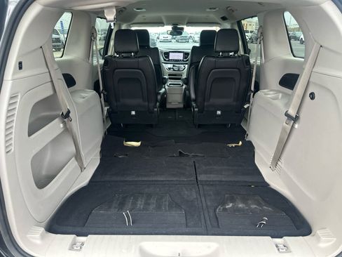 Used 2024 Chrysler Pacifica Touring-L image 15