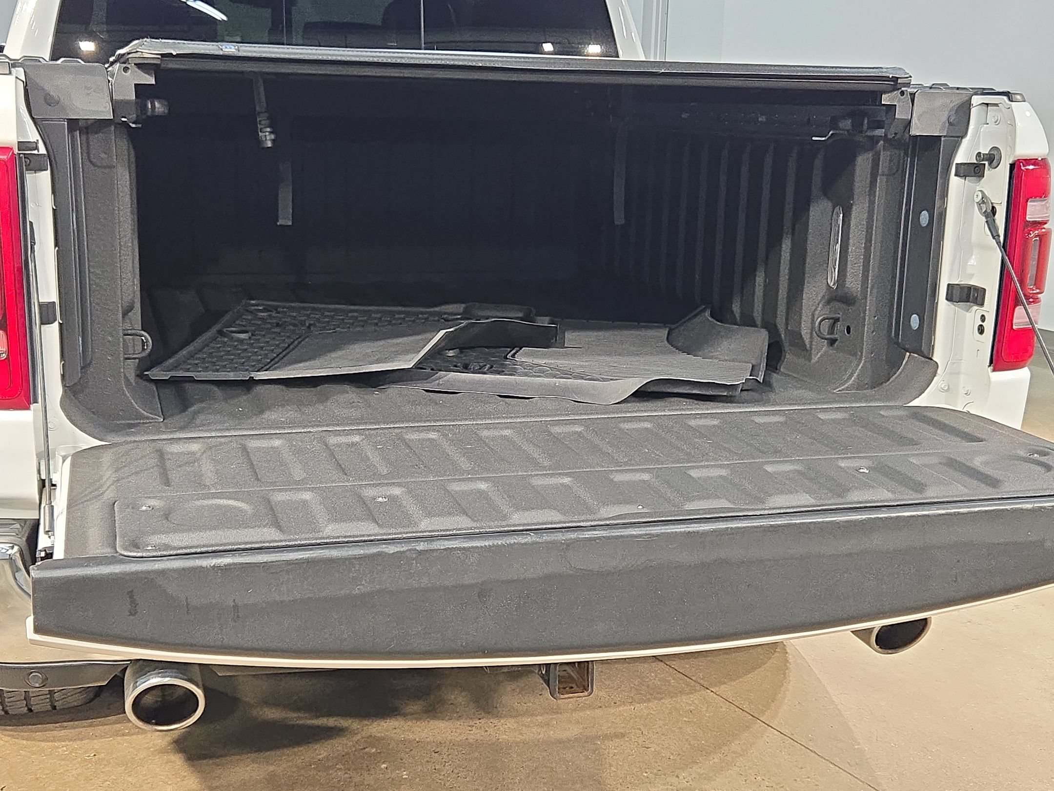 Used 2019 RAM 1500 Laramie AWD/4WD image 18