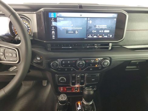 Used 2025 Jeep Wrangler Unlimited Rubicon w/ Convenience Group AWD/4WD image 17