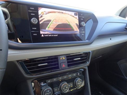 Certified 2024 Volkswagen Taos SE image 18