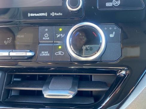 Used 2020 Toyota Highlander XLE image 18