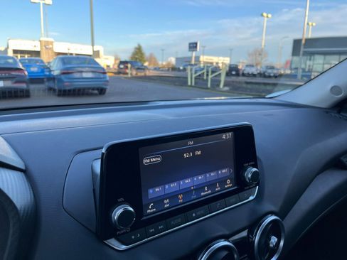 Used 2025 Nissan Sentra S image 17