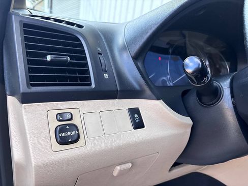 Used 2009 Toyota Venza FWD image 32