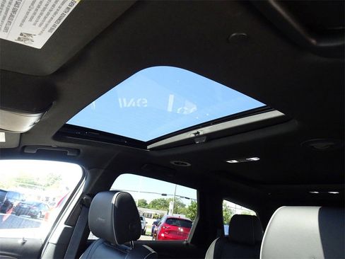 Used 2023 Buick Enclave Avenir image 12