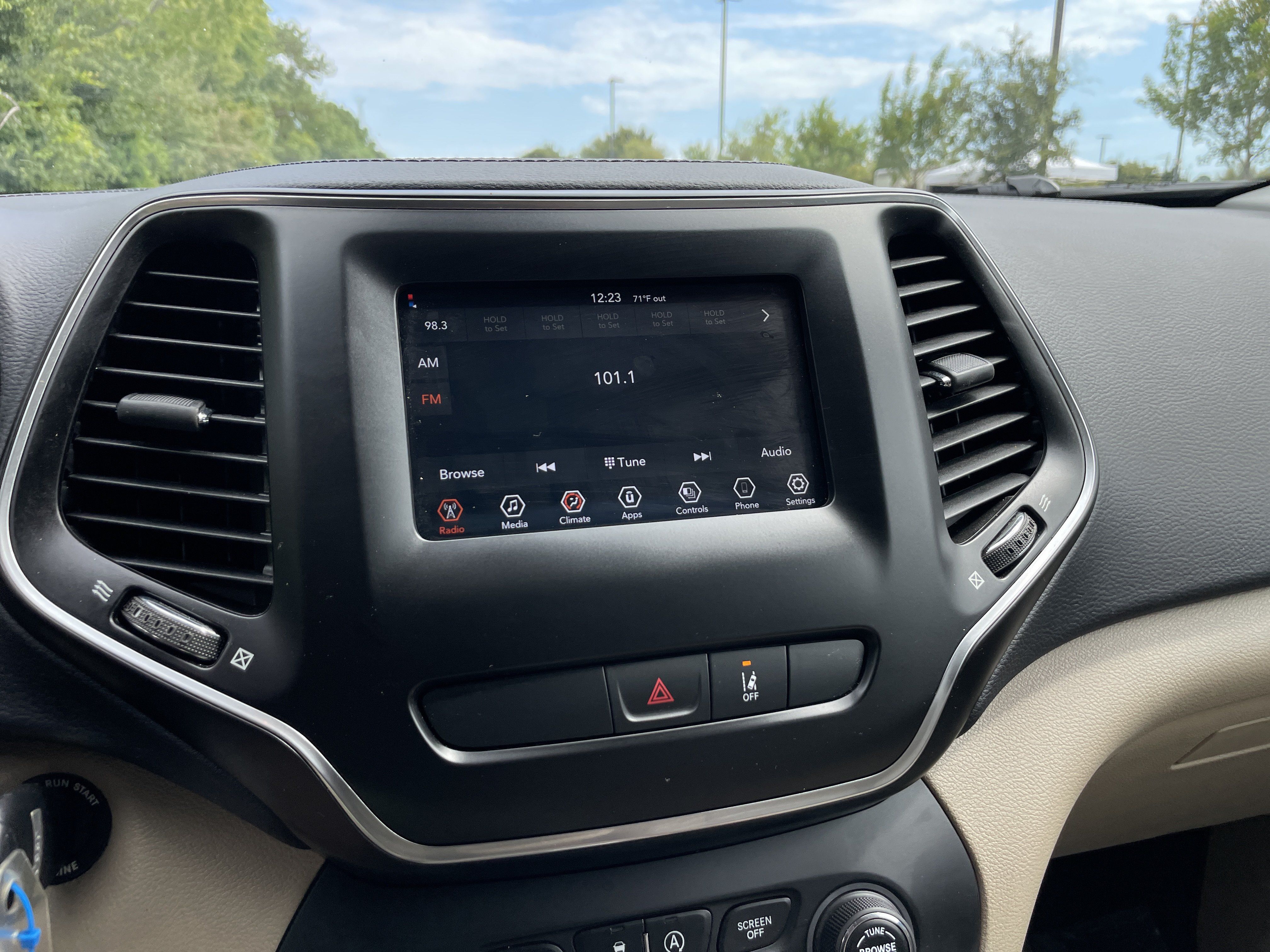 Used 2021 Jeep Cherokee Latitude FWD image 22