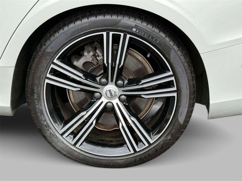 Used 2019 Volvo S60 T8 Inscription image 13